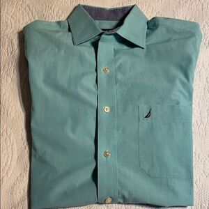 Men’s like new Nautica dress shirt. 15 32/33